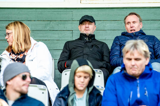 Damlandslagets förbundskapten Peter Gerhardsson på plats