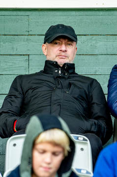 Damlandslagets förbundskapten Peter Gerhardsson på plats