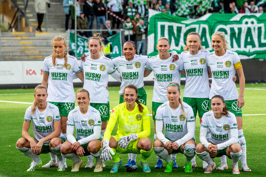 Hammarbys spelare ställer upp på en lagbild innan