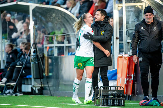 Hammarbys Ellen Wangerheim byts ut och kramas om av