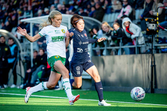 Hammarbys Lotta Ökvist mot FC Rosengårds Mai Kadowaki