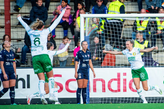 Hammarbys Ellen Wangerheim jublar med lagkamraterna