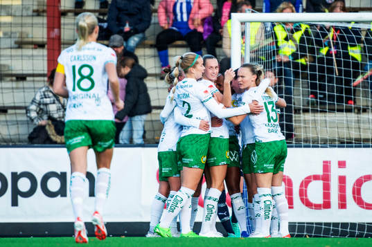 Hammarbys Ellen Wangerheim jublar med lagkamraterna