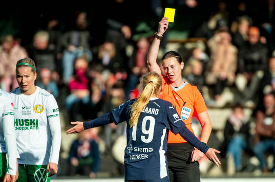 Domare Lovisa Johansson ger FC Rosengårds Sofie Bruun