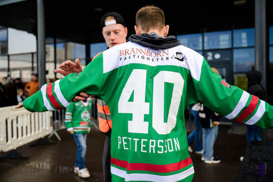 Besökare blir visiterad