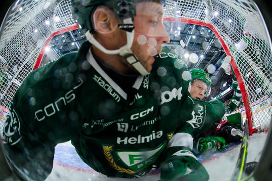 Färjestads Per Åslund ser på när hans 1-0 puck går i