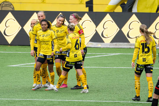 Elfsborgs Izabella Bergström jublar med lagkamrater