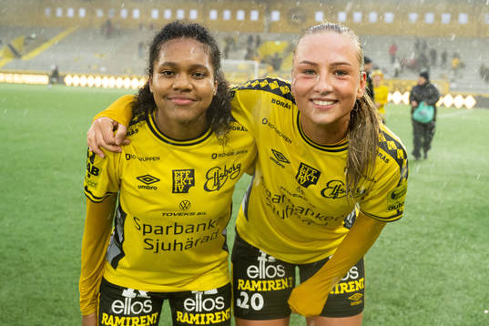 Elfsborgs Vanessa Lopez och Stina Jensen jublar