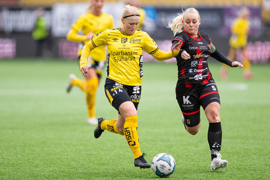 Elfsborgs Holly Neumann och FC Trollhättan s Ellen Hultberg