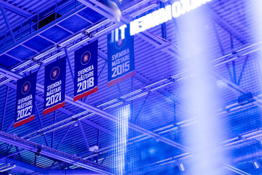 Vimplar för Växjös SM-guld i taket på Vida arena före
