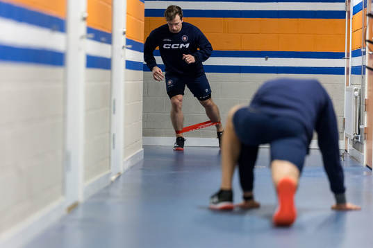 Växjö Lakers HCs Brian Cooper värmer upp före