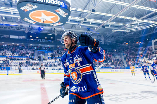 Växjö Lakers HCs Robert Rosén jublar 1-0