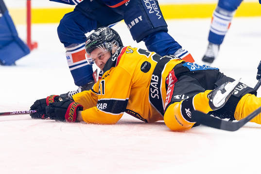 Luleås Juhani Tyrväinen faller
