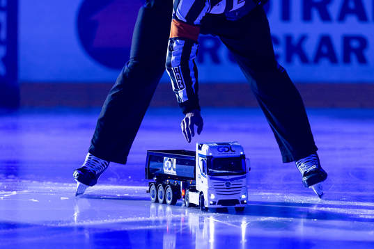 Matchpuck leverars före ishockeymatchen i SHL mellan