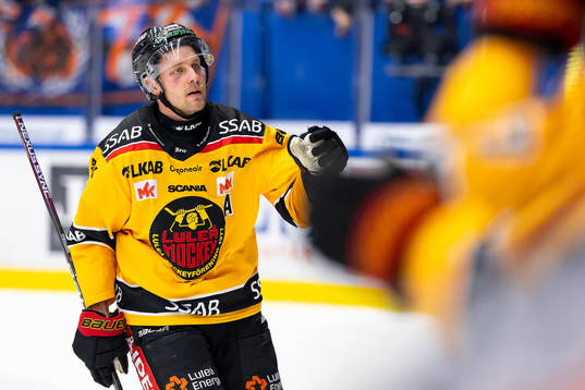Luleås Juhani Tyrväinen jublar