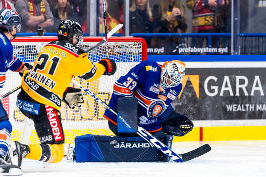 Luleås Juhani Tyrväinen och Växjö Lakers målvakt Emil