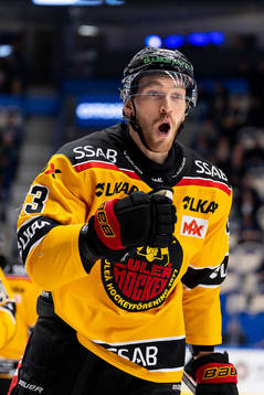 Luleås Oscar Eklind jublar för sitt 1-5 mål