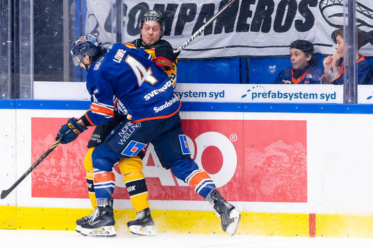 Växjös Keegan Lowe tacklar Luleås Juhani Tyrväinen
