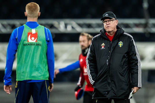 Hugo Larsson and Head coach Janne Andersson of the Swedish
