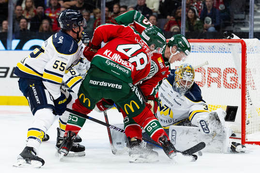 Frölundas Carl Klingberg och Gustav Rydahl framför HV71s