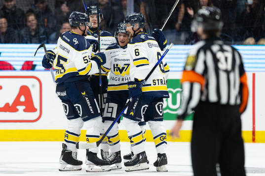 HV71s André Petersson jublar med lagkamrater