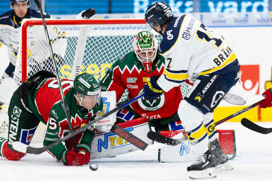 Frölundas Gustav Rydahl och målvakt Lars Johansson mot