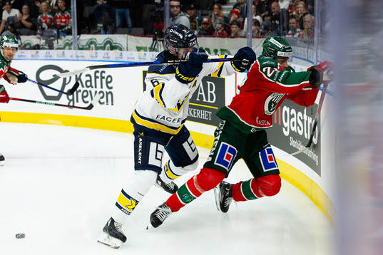 HV71s Anton Strålman tacklar Frölundas Linus Nässen