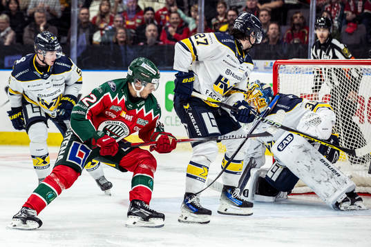Frölunda HCs Linus Nässen och HV71s Victor Brattström