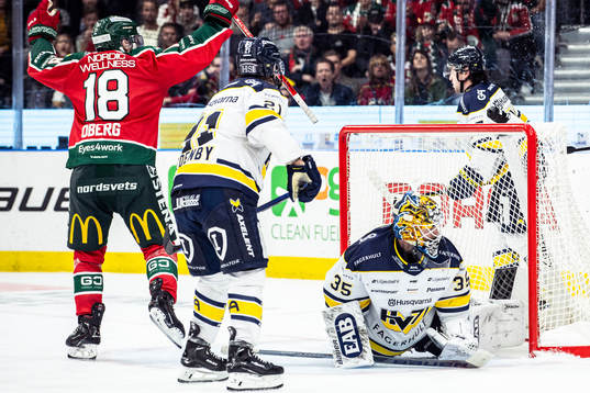 HV71s målvakt Victor Brattström deppar
