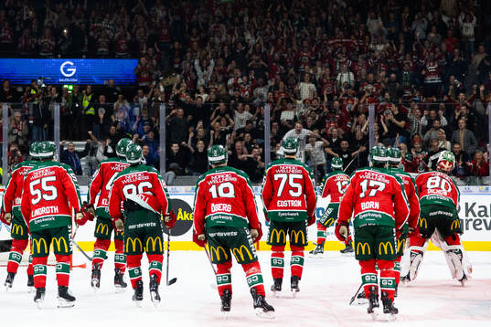 Frölundas spelare jublar framför klacken