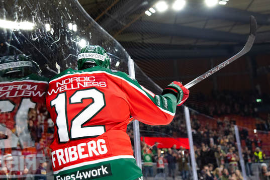 Frölundas Max Friberg jublar framför klacken