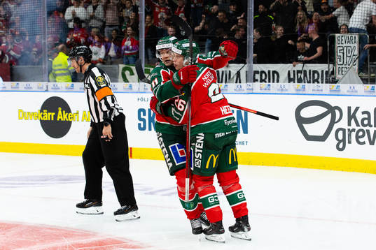 Frölundas Isac Heens jublar ihop med Erik Borg