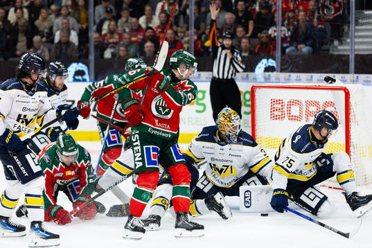 HV71s Radan Lenc täcker skott ihop med målvakt Victor