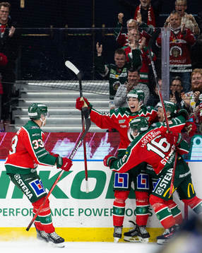 Frölundas Max Friberg jublar med lagkamrater