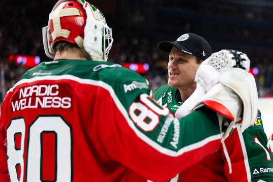 Frölundas målvakt Frederik Dichow och målvakt Lars