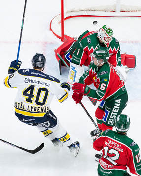 HV71s Oskar Stål-Lyrenäs gör 0-4 på Frölundas målvakt