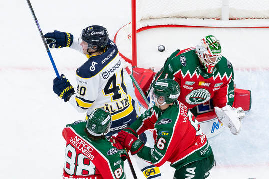 HV71s Oskar Stål-Lyrenäs jublar