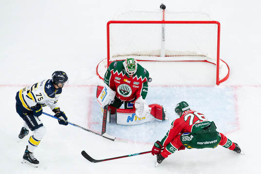 HV71s Radan Lenc skjuter 0-3 i mål bakom Frölundas