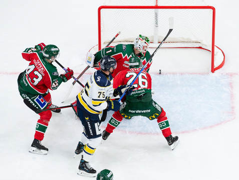 HV71s Radan Lenc skjuter 0-3 i mål bakom Frölundas