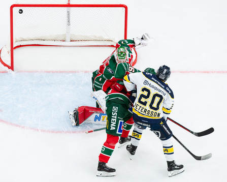 HV71s André Petersson gör 0-2 på Frölundas målvakt