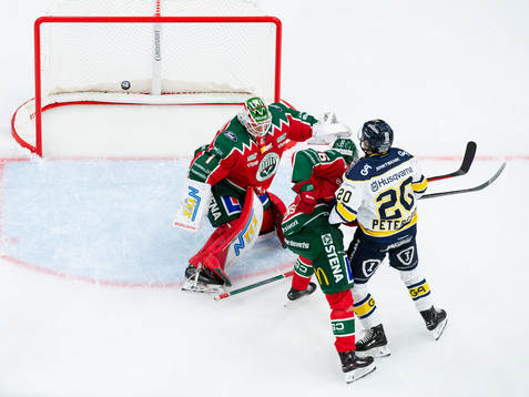 HV71s André Petersson gör 0-2 på Frölundas målvakt