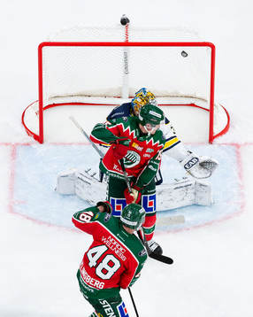 Frölundas Carl Klingberg och Gustav Rydahl skymmer HV71s