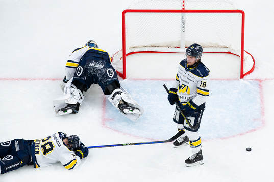 HV71s målvakt Victor Brattström, Joonas Nättinen och
