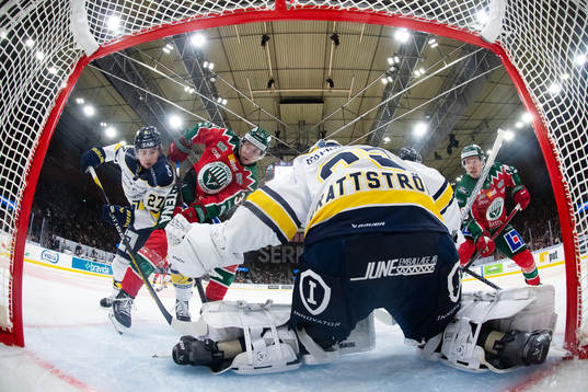Frölundas Noah Hasa oroar framför HV71s målvakt Victor