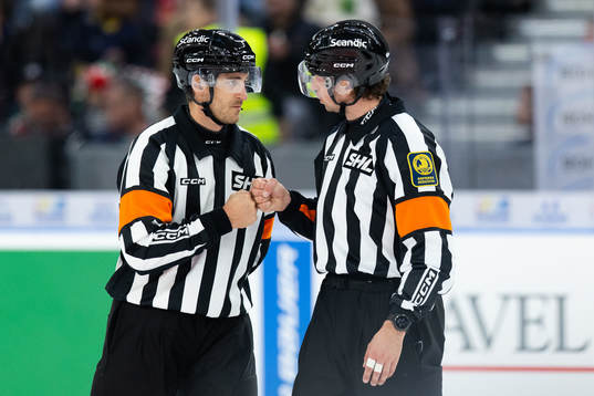 Domare Kristoffer Folkstrand och domare Johan Wedin