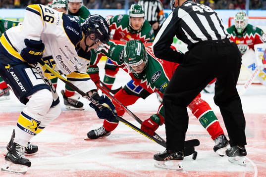 HV71s Tommi Tikka tekar mot Frölundas Erik Borg