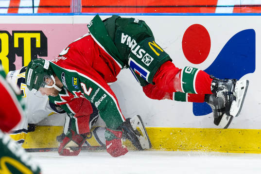 Frölundas Christian Folin tacklar en HV71 spelare