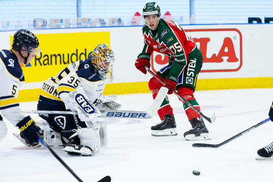 Frölundas David Edstrom spelar fram Max Friberg tlll 2-4