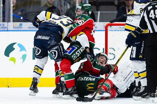 HV71s Måns Lindbäck och Frölundas Erik Thorell brottas