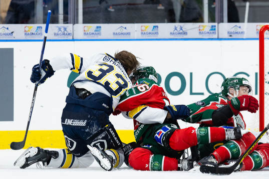 HV71s Måns Lindbäck och Frölundas Erik Thorell brottas